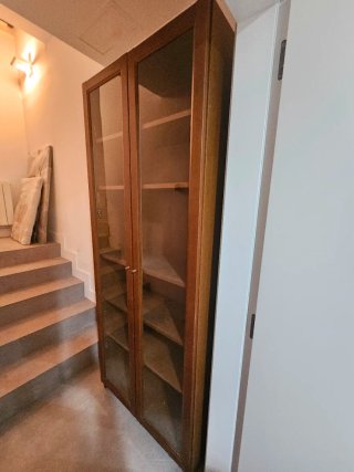 Vitrina de madera con puertas de cristal