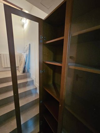 Vitrina de madera con puertas de cristal