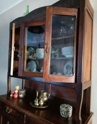 Credenza in legno con vetrine
