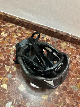 Casco de bicicleta azul y negro