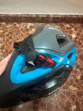 Casco de bicicleta azul y negro