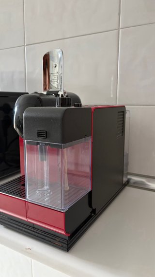Cafetera Nespresso DeLonghi Lattissima Touch Roja