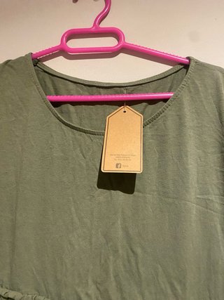 Camiseta verde con volantes