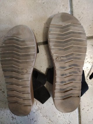 Sandalias negras de plataforma con tiras elásticas