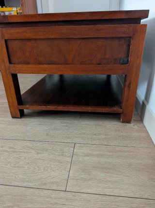 Mesa de centro de madera con cajones