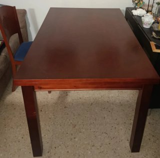 Mesa de comedor de madera con 4 sillas