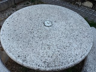 Conjunto mesa y bancos piedra jardín