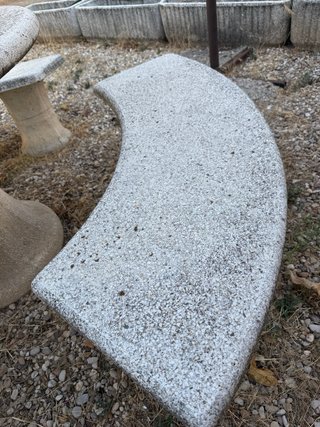 Conjunto mesa y bancos piedra jardín