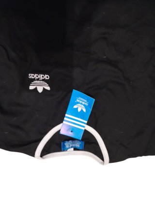 Conjunto chándal Adidas negro y blanco.