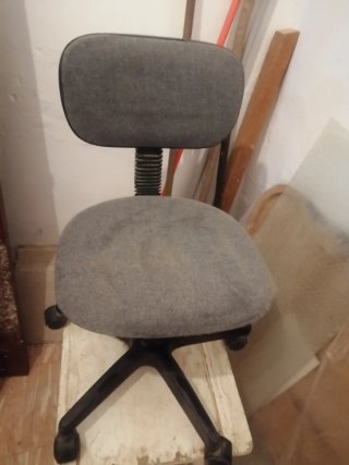 Silla de oficina giratoria gris