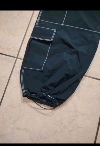 Pantaloni cargo neri con cuciture bianche