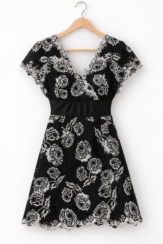 Nuevo Vestido negro con bordado floral T. S