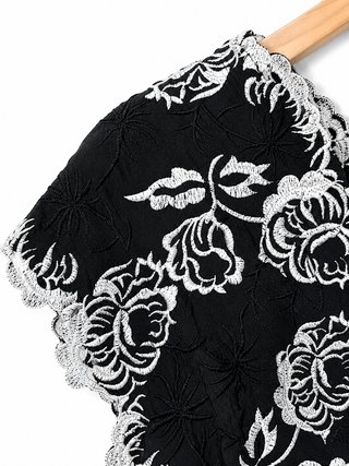 Nuevo Vestido negro con bordado floral T. S
