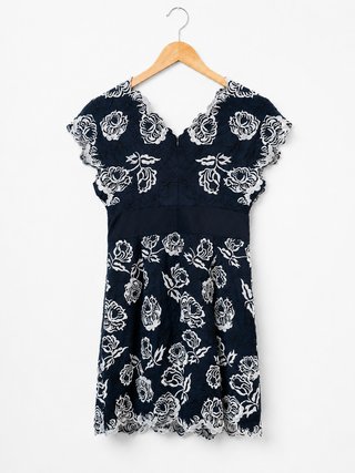 Nuevo Vestido negro con bordado floral T. S