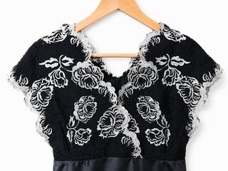 Nuevo Vestido negro con bordado floral T. S