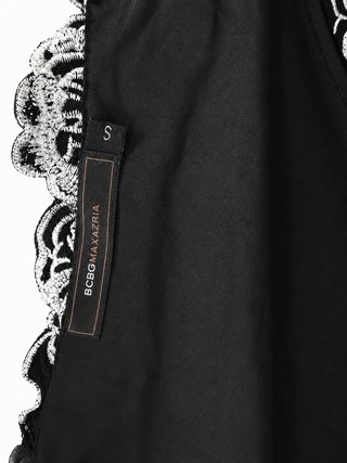 Nuevo Vestido negro con bordado floral T. S