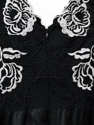 Nuevo Vestido negro con bordado floral T. S