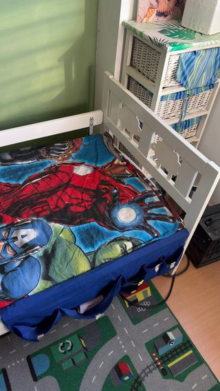 Cama infantil Ikea con temática de superhéroes