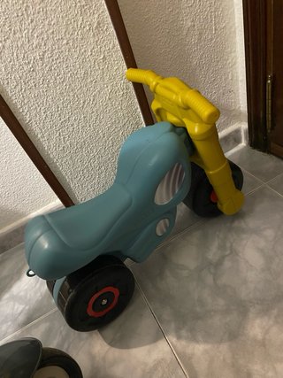 Moto correpasillos amarilla y azul