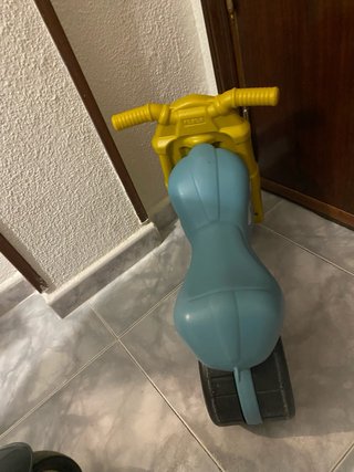 Moto correpasillos amarilla y azul