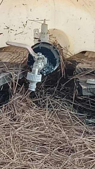 Depósito agua 1000L con grifo y base madera