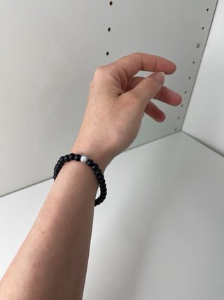 Braccialetto perle nere opache e pietra bianca