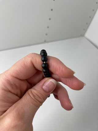 Braccialetto perle nere opache e pietra bianca