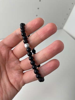 Braccialetto perle nere opache e pietra bianca