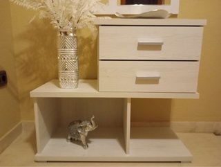 Mueble de entrada blanco y plateado