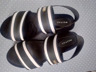 Sandalias Westies cuña negras y blancas