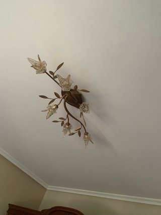 Lámpara de pared dorada con flores de cristal