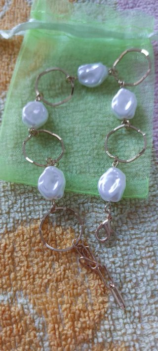 Pulsera chapada con perlas barrocas. Nueva.