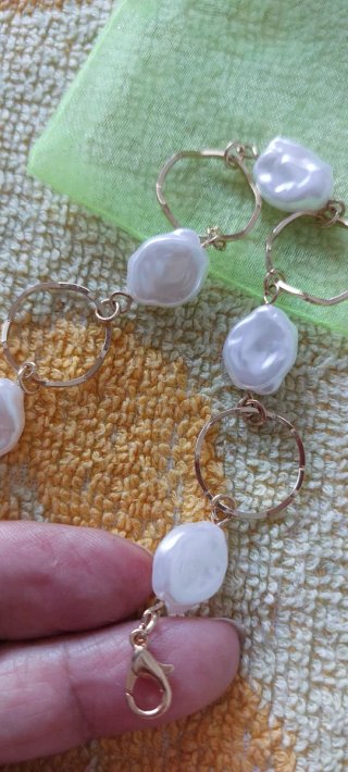 Pulsera chapada con perlas barrocas. Nueva.
