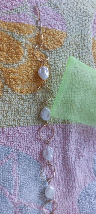 Pulsera chapada con perlas barrocas. Nueva.