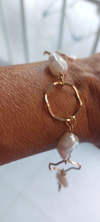 Pulsera chapada con perlas barrocas. Nueva.