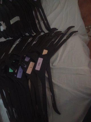 97 Perchas de plástico para ropa de adulto