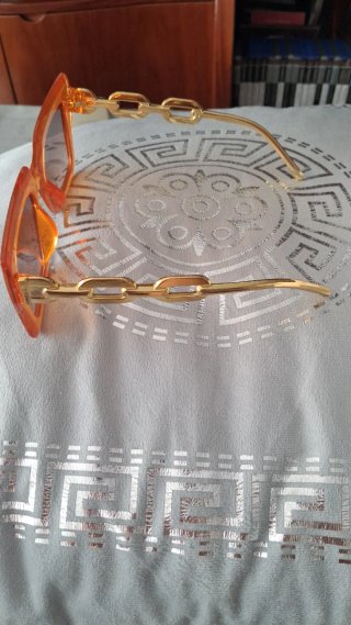 Gafas de sol naranjas y doradas