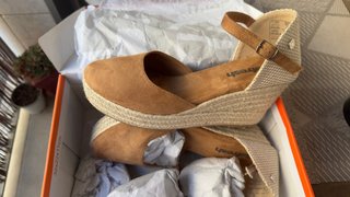 Sandalias cuña Refresh beige y marrón