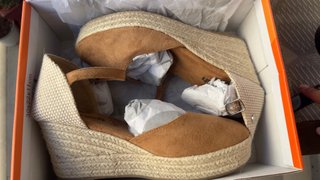 Sandalias cuña Refresh beige y marrón