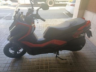 KYMCO DTX 125 Maxi Scooter Negra y Naranja