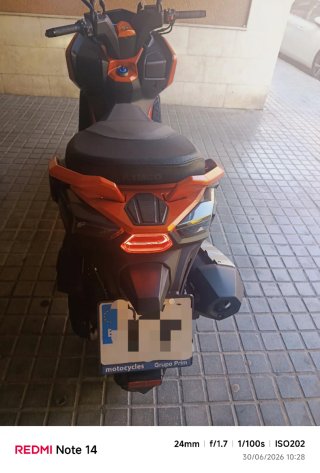 KYMCO DTX 125 Maxi Scooter Negra y Naranja
