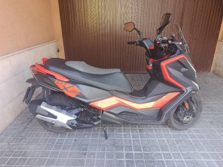 KYMCO DTX 125 Maxi Scooter Negra y Naranja