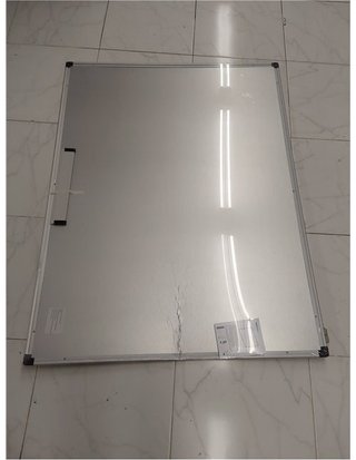 Amazon Basics Pizarra blanca magnética con bandeja para rotuladores y marco de aluminio - 120 cm x 90 cm