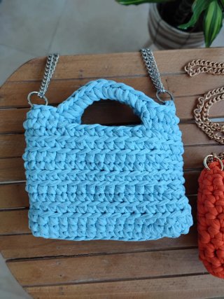 Bolso de trapillo azul hecho a mano