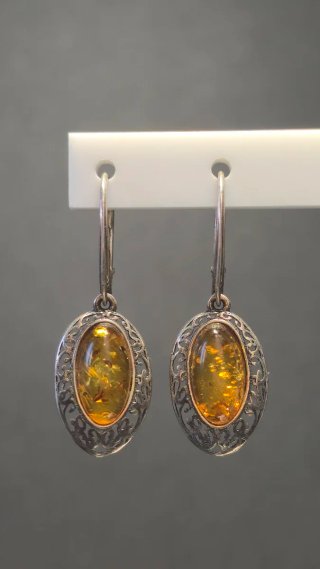 Orecchini lunghi Aniara in argento con ambra del Baltico