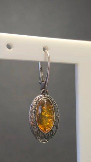 Orecchini lunghi Aniara in argento con ambra del Baltico