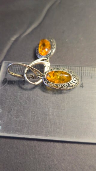 Orecchini lunghi Aniara in argento con ambra del Baltico