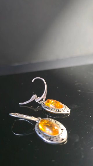 Orecchini lunghi Aniara in argento con ambra del Baltico