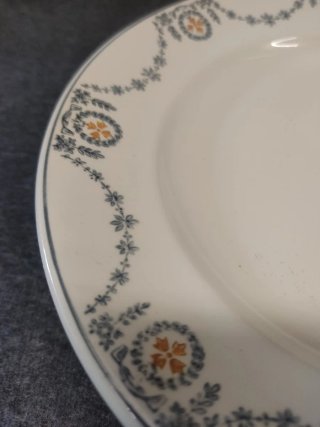 Antiguo plato con pie de porcelana