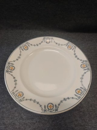 Antiguo plato con pie de porcelana